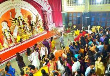 Ghugni, naru and adda: Bengalis in Pune hold on to Bijoya nostalgia