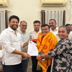 शिर्डीतील राजवाडा परिसरातील निवासी अतिक्रमणे नियमाकुल; लाभार्थ्यांना मालकी हक्कांचे पट्टे वितरित भाजप प्रदेश उपाध्यक्ष डॉ. सुजय विखे पाटील यांच्या हस्ते पत्र आदेश वाटप; प्रभाग क्रमांक ६ मधील नागरिकांना दिलासा